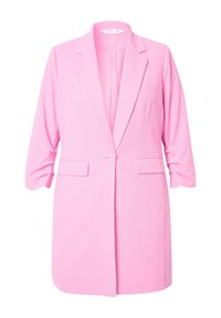 Blazer rosa con un diseño entallado, que presenta un cierre de un solo botón, dos bolsillos frontales y mangas de tres cuartos. Textura de tela suave.