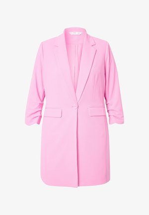 Vaaleanpunainen bleiseri, jossa on räätälöity muotoilu, yksittäinen nappikiinnitys, kaksi etutaskua ja kolme neljännestä hihaa. Sileä kankaan tekstuuri.