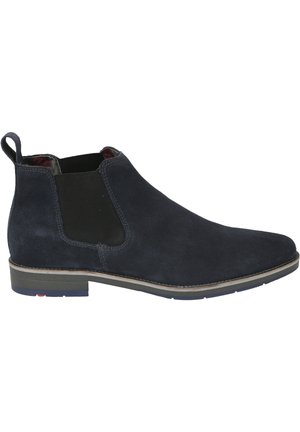 Leder Chelsea-Stiefelette in marineblauem Wildleder mit elastischen Seiteneinsätzen und einer Zuglasche; verfügt über eine strukturierten Sohle und dezente Branding-Elemente.