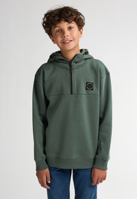 Zelená mikina s kapucí na zip vyrobená z měkké tkaniny, s vyšitým logem na hrudi, stahovací kapucí a ribbovanými manžetami a lemem.
