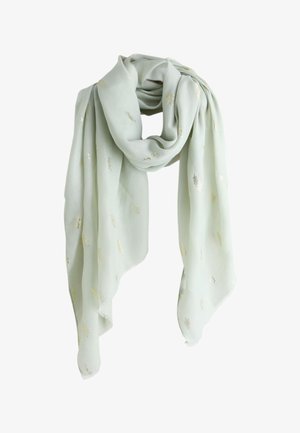 Eșarfă verde deschis cu modele delicate de frunze aurii, așezată lejer și pliată, prezentând o textură moale și fluidă a materialului.