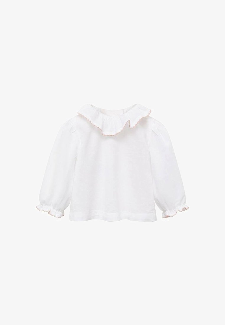 Blusa bianca a maniche lunghe con colletto e polsini a volant, caratterizzata da una leggera lucentezza e un delicato bordo rosa lungo i contorni.