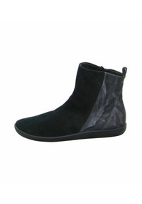 Zwarte enkelboots van suède en leer, met een rits aan de zijkant, gestructureerde accenten en een rubberen zool voor grip.