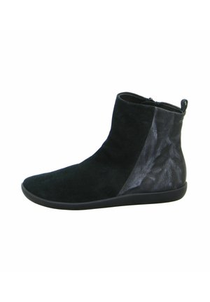 Schwarze Knöchelstiefel aus Wildleder und Leder, mit einem Seitenreißverschluss, strukturierten Akzenten und einer Gummisohle für guten Halt.