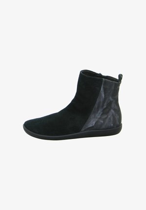 Schwarze Knöchelstiefel aus Wildleder und Leder, mit einem Seitenreißverschluss, strukturierten Akzenten und einer Gummisohle für guten Halt.