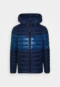 Gewatteerd marineblauw en groenblauw jack met kap, ritssluiting aan de voorkant en twee zijzakken. Heeft afwisselende horizontale panelen en een gladde textuur.