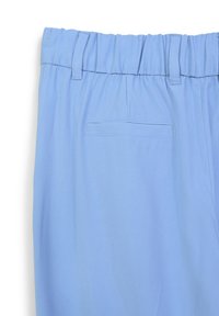Pantaloni azzurri chiari con cintura elastica, passanti per cintura e una tasca a welt sul retro, su sfondo bianco.
