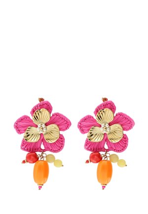 Pendientes rosa en forma de flor con pétalos dorados y pequeñas perlas blancas en el centro, con colgantes de cuentas naranjas, rojas y amarillas debajo.
