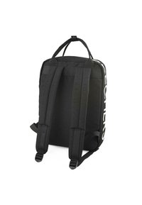 Mochila negra con correas de hombro acolchadas y asa en la parte superior, que presenta una textura suave y un gran logo blanco en el lateral.