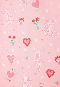 Roze stof met witte gestreepte tijgers, verschillende harten, bloemen en sterren in groene, rode en roze patronen. Zacht, speels ontwerp.
