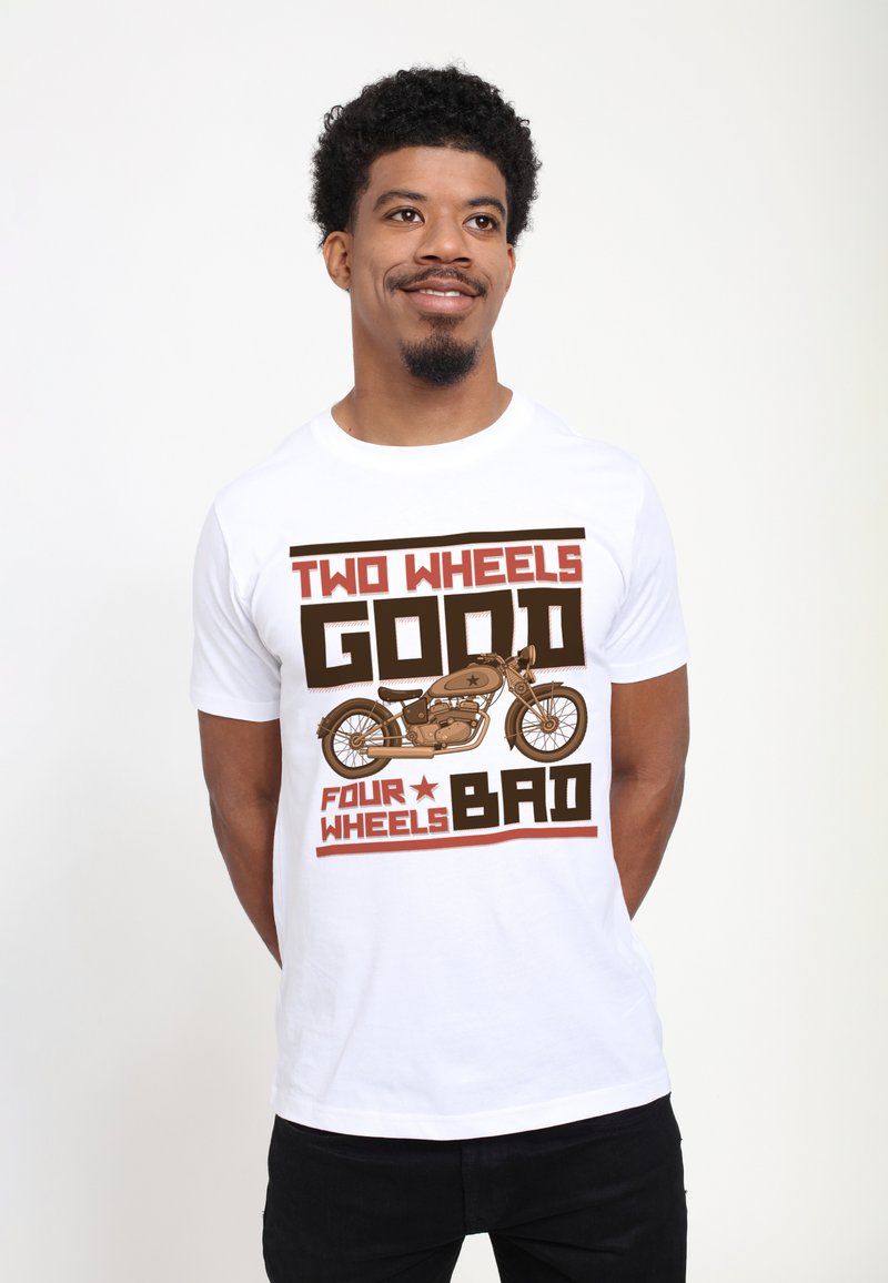 Camiseta blanca de algodón con un diseño gráfico que incluye el texto "DOS RUEDAS BUENO, CUATRO RUEDAS MALO" y una ilustración de una motocicleta en tonos marrones.