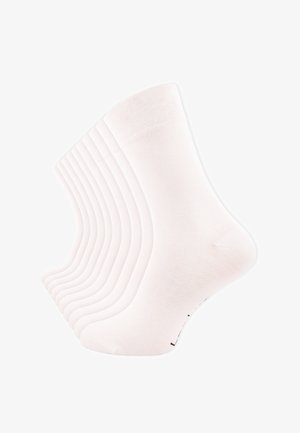 Weiße Baumwollsocken, die in einer versetzten Reihe angeordnet sind. Sie verfügen über eine glatte Textur, ein geripptes Bündchen und eine verstärkte Zehenpartie.