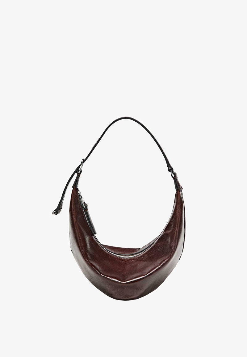 Bruine leren hobo-tas met een gebogen silhouet, zwarte schouderband en een ritssluiting. Gladde textuur met een glanzende afwerking.