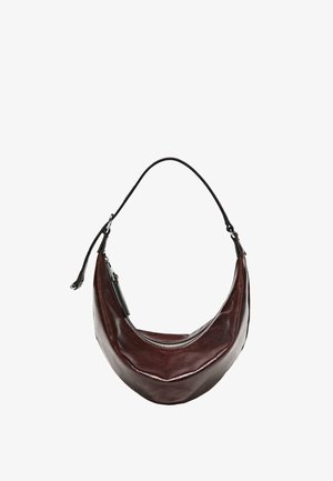 Braune Leder-Hobo-Tasche mit geschwungener Silhouette, schwarzem Schulterriemen und Reißverschluss. Glatte Textur mit glänzendem Finish.