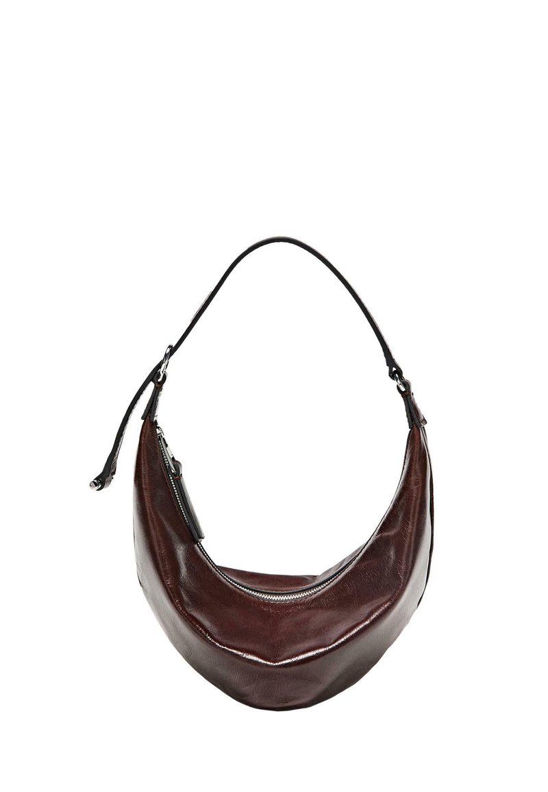 Bruine leren hobo-tas met een gebogen silhouet, zwarte schouderband en een ritssluiting. Gladde textuur met een glanzende afwerking.