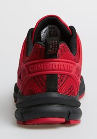 Rote Mesh-Sneaker mit schwarzen Akzenten, strukturiertem Hinterteil und "CAMP DAVID"-Markenlogo. Verfügt über einen gepolsterten Kragen und eine strapazierfähige Gummisohle.