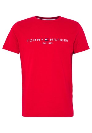 Rotes T-Shirt mit kurzen Ärmeln und Rundhalsausschnitt, weißer "Tommy Hilfiger"-Schriftzug, Vintage-Logo und der Aufschrift "Est. 1985" auf der Brust.