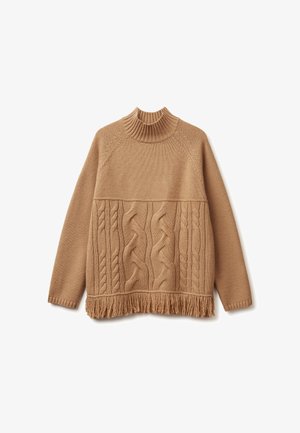 Sweter warkoczowy w kolorze beżowym, z wysokim prążkowanym kołnierzem i frędzlami na dole, z teksturowanymi wzorami na całej powierzchni.