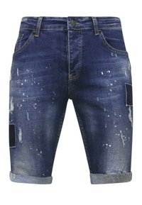 Donkerblauwe denim shorts met een versleten afwerking, voorzien van verfspatten, opgerolde zomen en patchaccenten op beide benen.