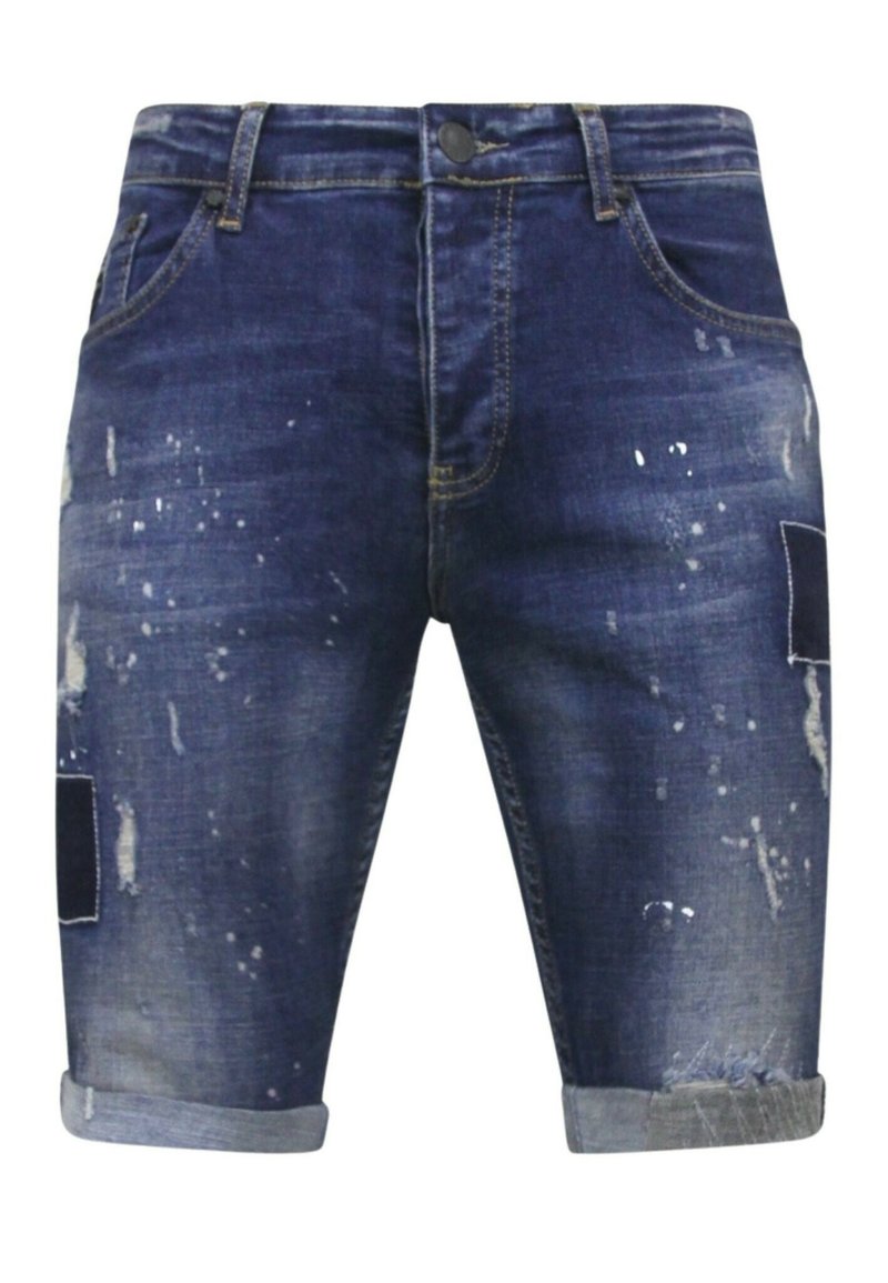 Donkerblauwe denim shorts met een versleten afwerking, voorzien van verfspatten, opgerolde zomen en patchaccenten op beide benen.