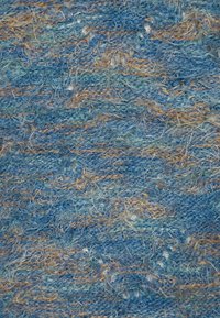 Texturerad tyg med blå, gröna och beige fibrer, som har ett vävt mönster och varierande tjocklek, vilket ger en lagerliknande framtoning.