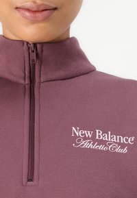 New Balance LINEAR GRAPHIC HALF ZIP - Sweatshirt - faded plum