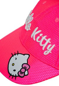 Różowa czapka bejsbolowa z siateczkową teksturą. Z przodu znajduje się haft "Hello Kitty" w białym kolorze oraz nadrukowana postać Hello Kitty z różową kokardą.