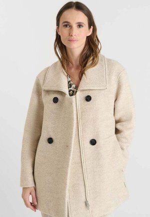 Manteau en laine beige à coupe décontractée, doté d'un grand col, de boutons noirs à double boutonnage et de deux poches latérales. Texture douce.