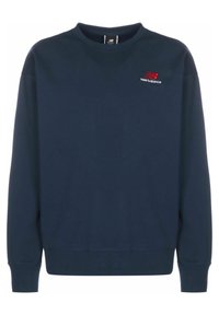 Mörkblå sweatshirt i bomullsblandat tyg med rund hals, långa ärmar och en röd New Balance-logotyp på bröstet.