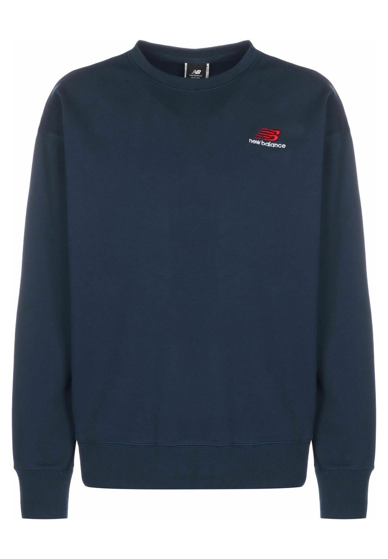 Mörkblå sweatshirt i bomullsblandat tyg med rund hals, långa ärmar och en röd New Balance-logotyp på bröstet.