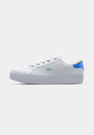 Hvid lavtop sneaker med hvide snørebånd, en blågrøn krokodille-logo på siden og en reflekterende blå hælflig på en ensfarvet baggrund.
