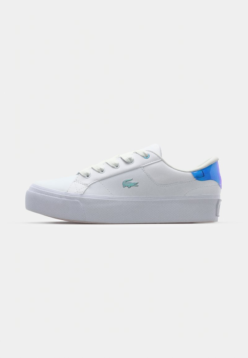 Basket basse blanche avec lacets blancs, logo crocodile bleu-vert sur le côté, et languette réfléchissante bleue au talon sur fond uni.