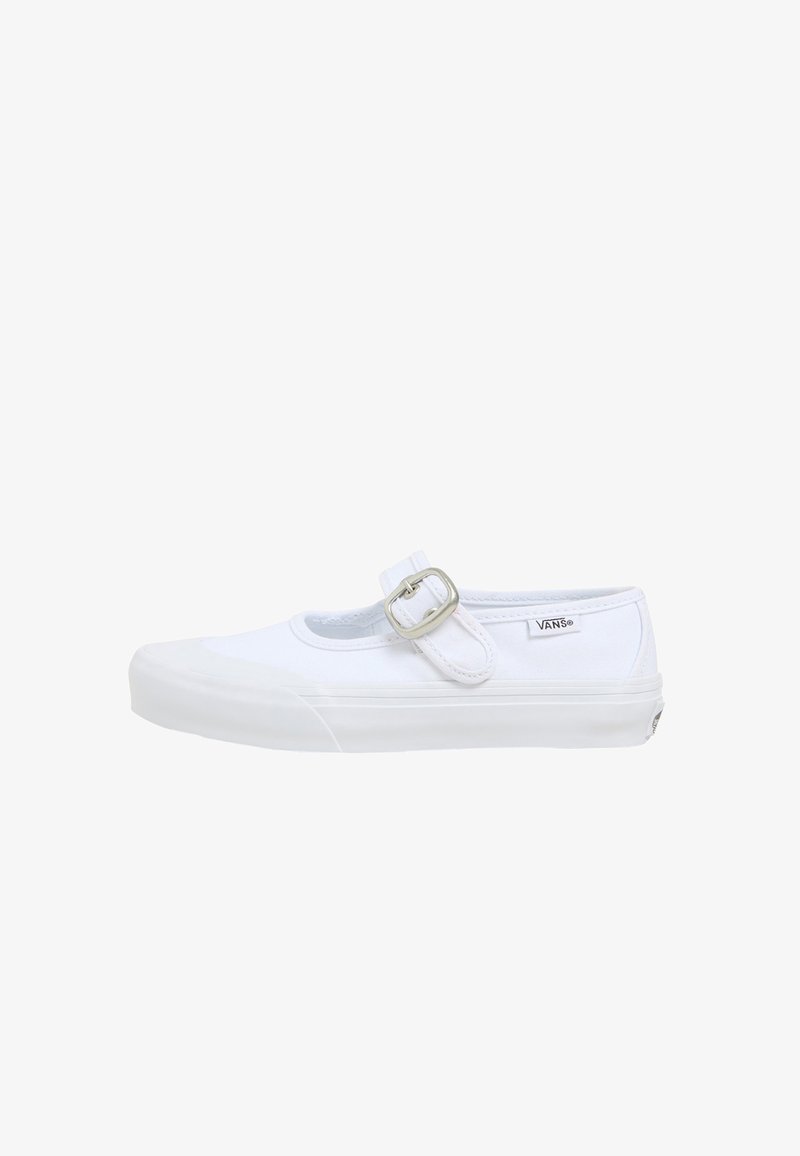 Białe płócienne buty z okrągłym czubkiem i płaską gumową podeszwą. Wyposażone w pasek z metalowym zapięciem dla pewnego dopasowania. Prosty, czysty design.