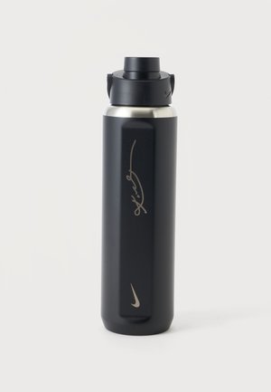 Grande bouteille d'eau de sport noire mate avec logo Nike argenté et signature, bouchon noir à clapet et bord argenté sous le bouchon.