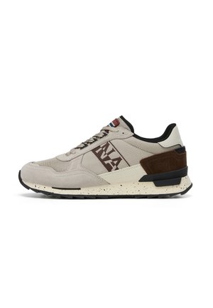 Beżowo-brązowy sneaker z czarną podeszwą, sznurowany z przodu, logo z boku i wyściełanym kołnierzem, pokazany z boku na białym tle.