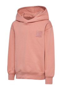 Lyserød hættetrøje med lange ærmer med en forlommeslap, der har et bi-logo og ordet "hummel", lavet af blødt stof.