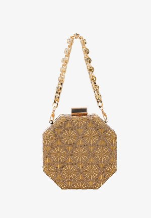 Guld ottekantet aftenkobling med indviklet solstrålemønster i perlearbejde og en kraftig guldkædehåndtag pyntet med store runde krystaller.