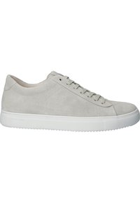 Baskets basses en daim gris clair avec semelle en caoutchouc blanche et fermeture à lacets, profil latéral sur fond blanc.