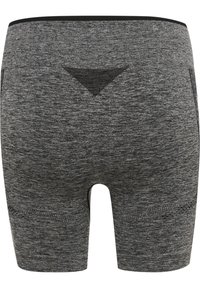 Pantaloni corti sportivi grigi con una texture liscia e elastica, dotati di un dettaglio a rete triangolare sul retro e di una ampia cintura elastica.