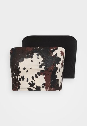 Divi bezplecu topi: viens ir ar brūnu un krēmbaltu abstraktu dzīvnieku rakstu, bet otrs ir pilnīgi melns. Abi ir izgatavoti no mīksta auduma.