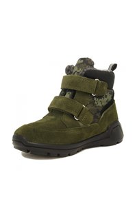 Groene nubuck enkellaars met twee verstelbare Velcro-straps, een gepolsterde kraag en een gestructureerde zwarte rubberen zool met camouflage-accenten.