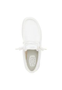 Weiße Mesh-Slipper mit runder Zehenpartie. Verfügt über elastische Schnürsenkel, eine strukturierte Sohle und ein Logo auf der Innensohle. Minimalistisches Design.