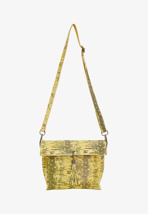 Gul mønstret håndtask med en struktureret overflade, der har en klaplukning, sølvhardware og en frynsedetalje. Justerbar skulderrem.