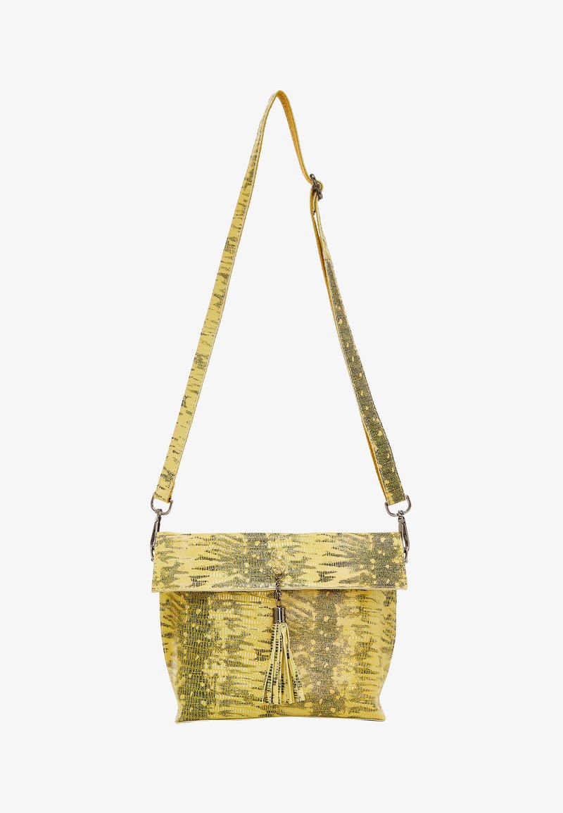 Gul mønstret håndtask med en struktureret overflade, der har en klaplukning, sølvhardware og en frynsedetalje. Justerbar skulderrem.