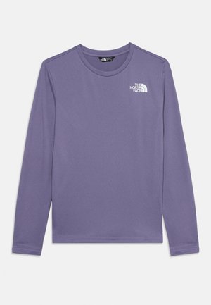Лилава риза с дълги ръкави и кръгло деколте с лого на The North Face в бяло от горната лява страна на гърдите.