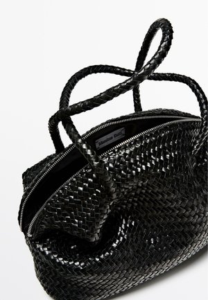 Borsa a tracolla in pelle intrecciata nera con superficie testurizzata, caratterizzata da due manici intrecciati e una chiusura con zip argentata sulla parte superiore.