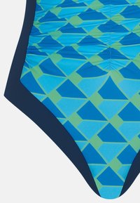 Einteiliger Badeanzug mit blau-grünem geometrischem Muster, geraffter Textur und einem einfarbigen Marineblauton als Abschluss an den Kanten.