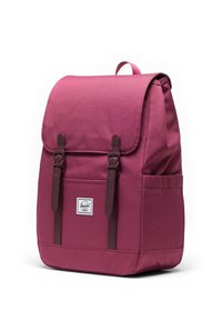 Sac à dos en toile bordeaux avec une fermeture à rabat, des sangles en cuir marron, une poche avant et une étiquette de marque sur le panneau avant.