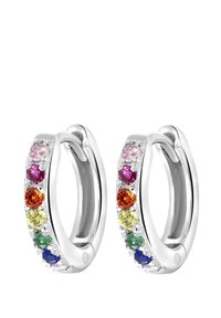 Des boucles d'oreilles en argent en forme de créole ornées d'une rangée de pierres précieuses multicolores, comprenant du rose, du violet, de l'orange, du jaune, du vert et du bleu.
