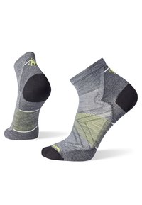 Calcetines de tobillo grises y negros con detalles en verde. Presentan un patrón texturizado y refuerzos en el talón y la punta para mayor durabilidad. Diseñados para la comodidad.